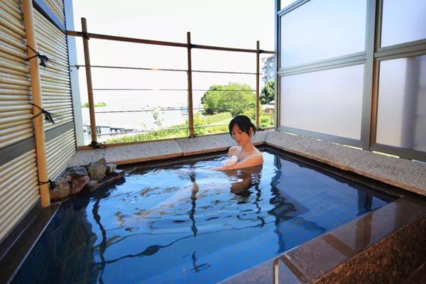 泡全球仅一家的珍珠温泉，上小众景美的雪场滑雪，99%游客都不知道的日本玩法