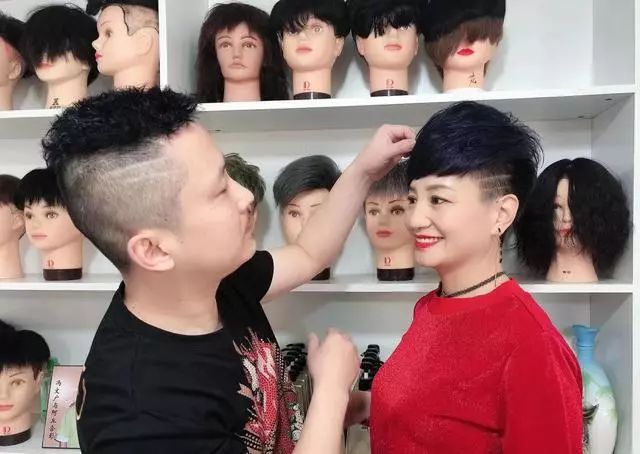 佩戴假发把头发弄成地中海,女性白发太多剃光头有改善吗