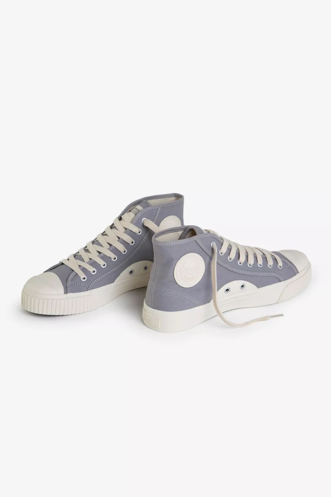 别装了，你的鞋已经出卖了你