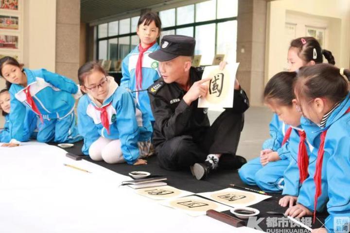 杭州保安书法,杭州保安大叔是哪里的保安