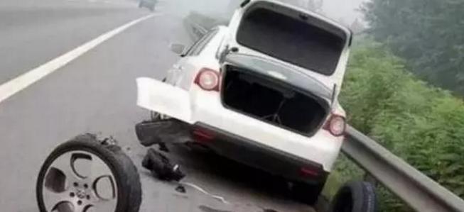 容易引起爆胎的停车方式,120码高速路车爆胎如何自救