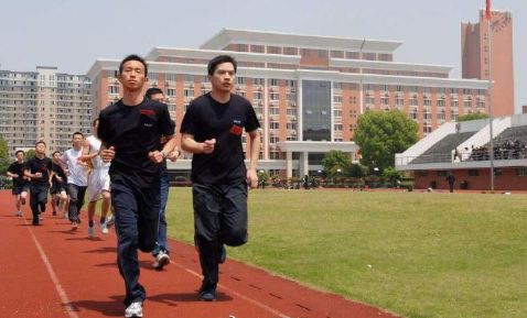 郑州将“取消机动车单双号限行”？权威部门回复来了；学生上课玩手机，河南一老师当场将一杯水浇上去丨大河早新闻（语音版）