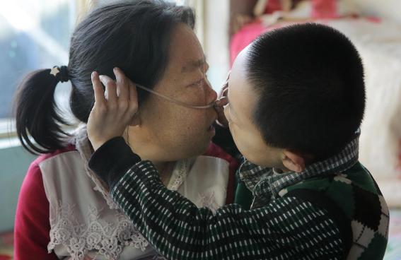 9岁病童拒绝治疗，欲省钱给妈妈治病