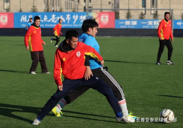 庆祝记者节足球友谊赛,媒体人欢聚一堂庆祝记者节