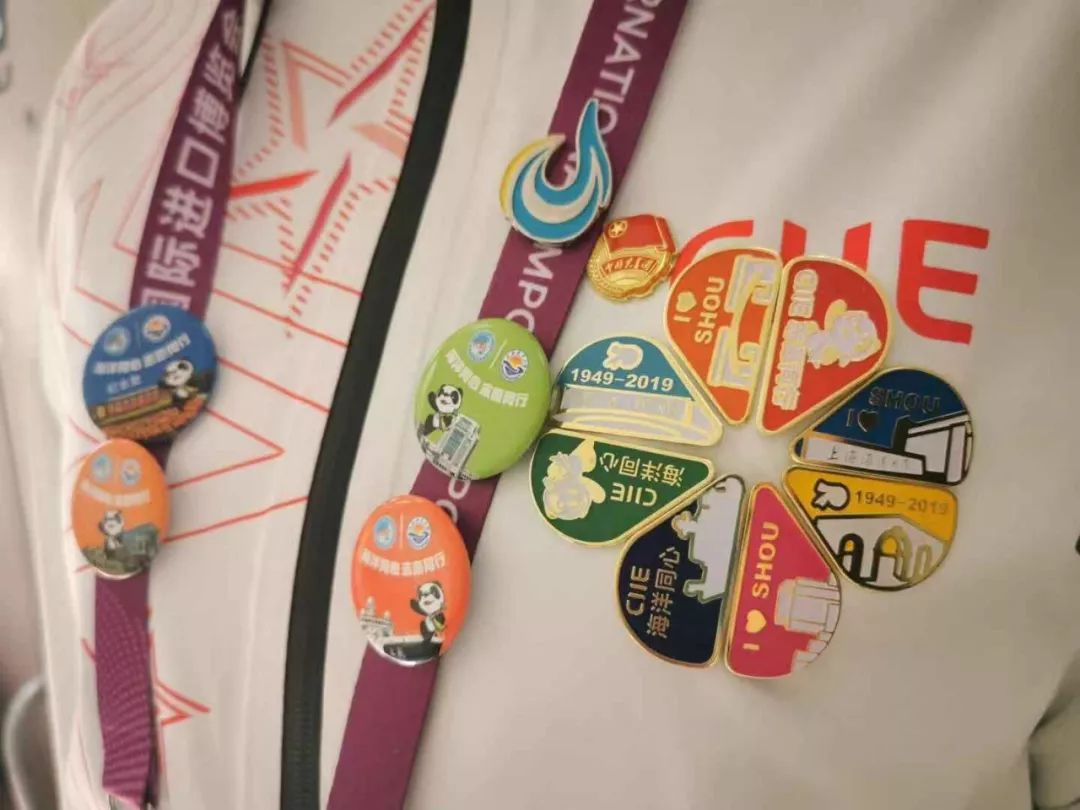 同学，换徽章吗？沪上各高校“小叶子”进博徽章大集合！