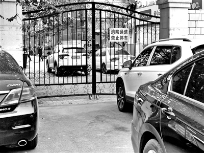 乱停乱放占用消防车通道的整治,小区违停堵塞消防通道谁来管