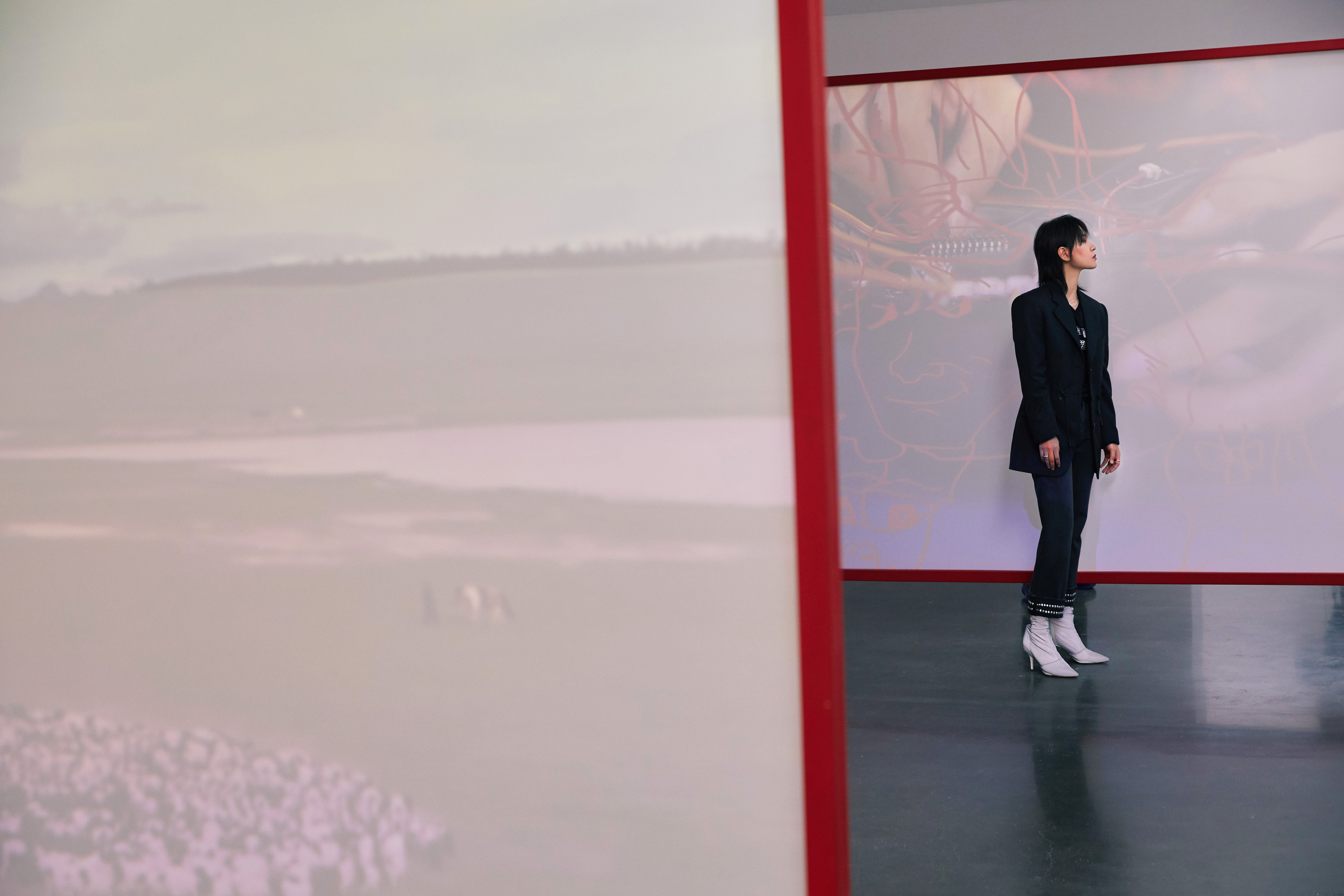 周笔畅邀请明星朋友看月相艺术展,周笔畅月相艺术展