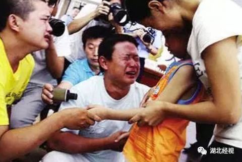 眼球被挖的人后续,眼球被挖了一个洞还能恢复吗