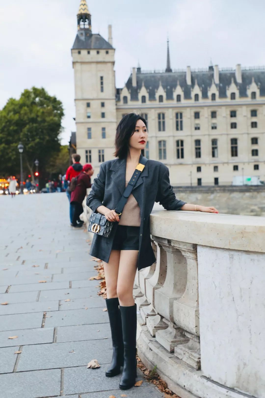 今年冬天最流行的5款靴子,今年流行的靴子都是给粗腿准备的