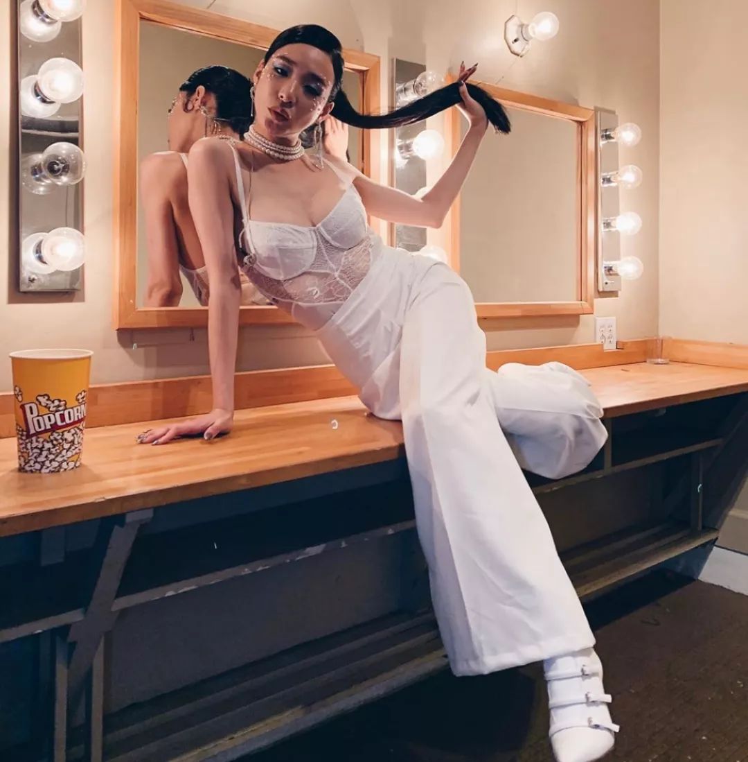 美人计|Tiffany去美国之后放飞自我，“入乡随俗”化起了欧美妆？