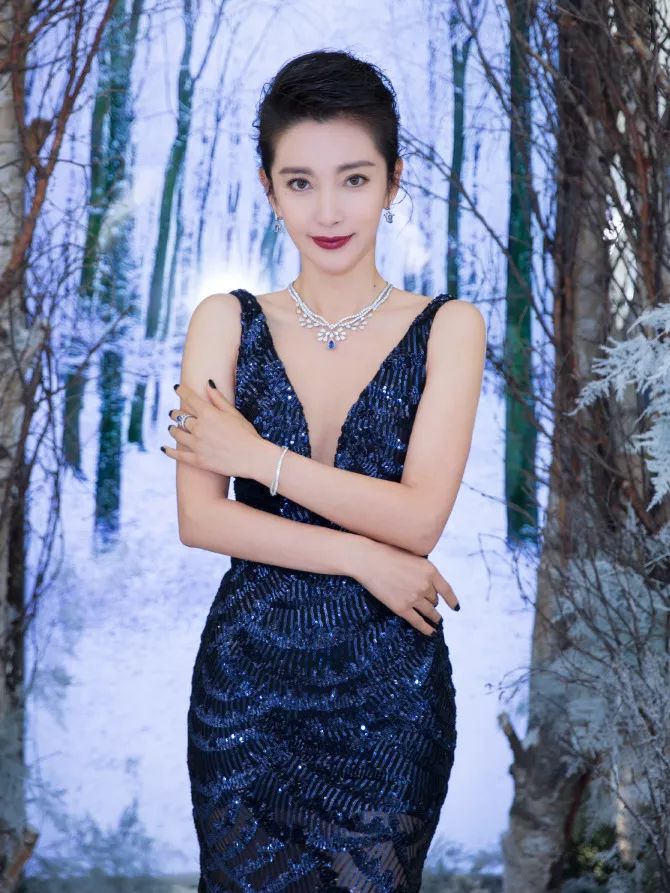 低胸≠暴露!或许你与性感女神只差一件V领的距离