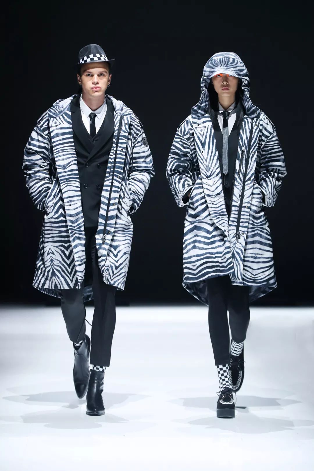 李宇春最新短款羽绒服,李宇春同款羽绒服长款