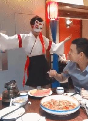 网红餐厅摆拍作秀视频,网红餐厅出圈名场面