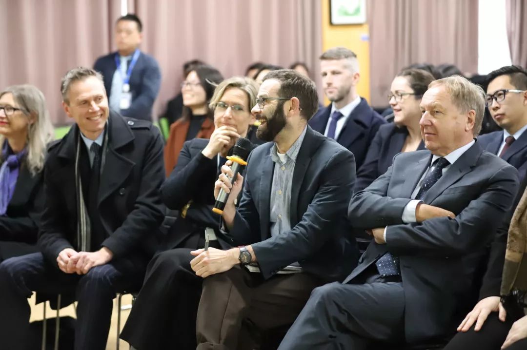 厉害了！16所英国名校大学校长齐聚武汉这所高中，与师生共话创意教育