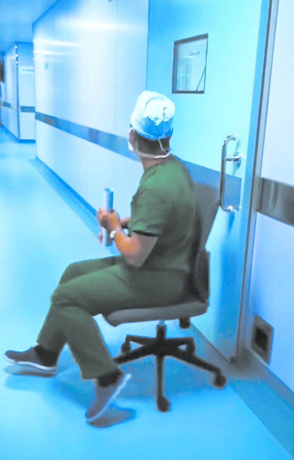 “滑轮医生”火了！杵拐杖单脚跳也要回手术台