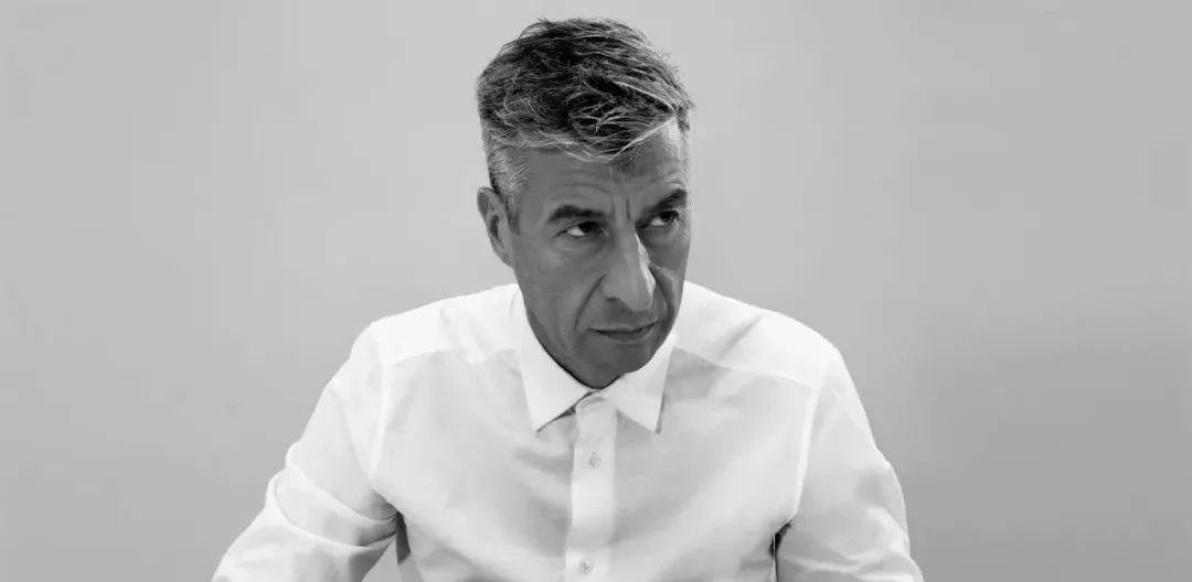 艺术大神卡特兰仅用一根香蕉就废掉了迈阿密巴塞尔200多家画廊!可是突然被另一个艺术家当场吃掉了