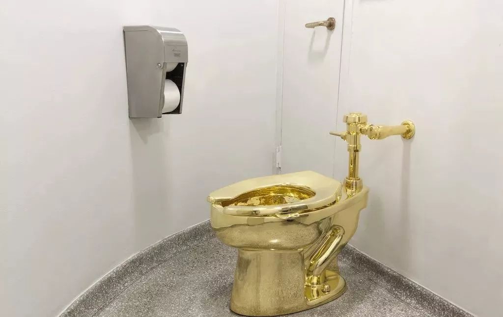 艺术大神卡特兰仅用一根香蕉就废掉了迈阿密巴塞尔200多家画廊!可是突然被另一个艺术家当场吃掉了