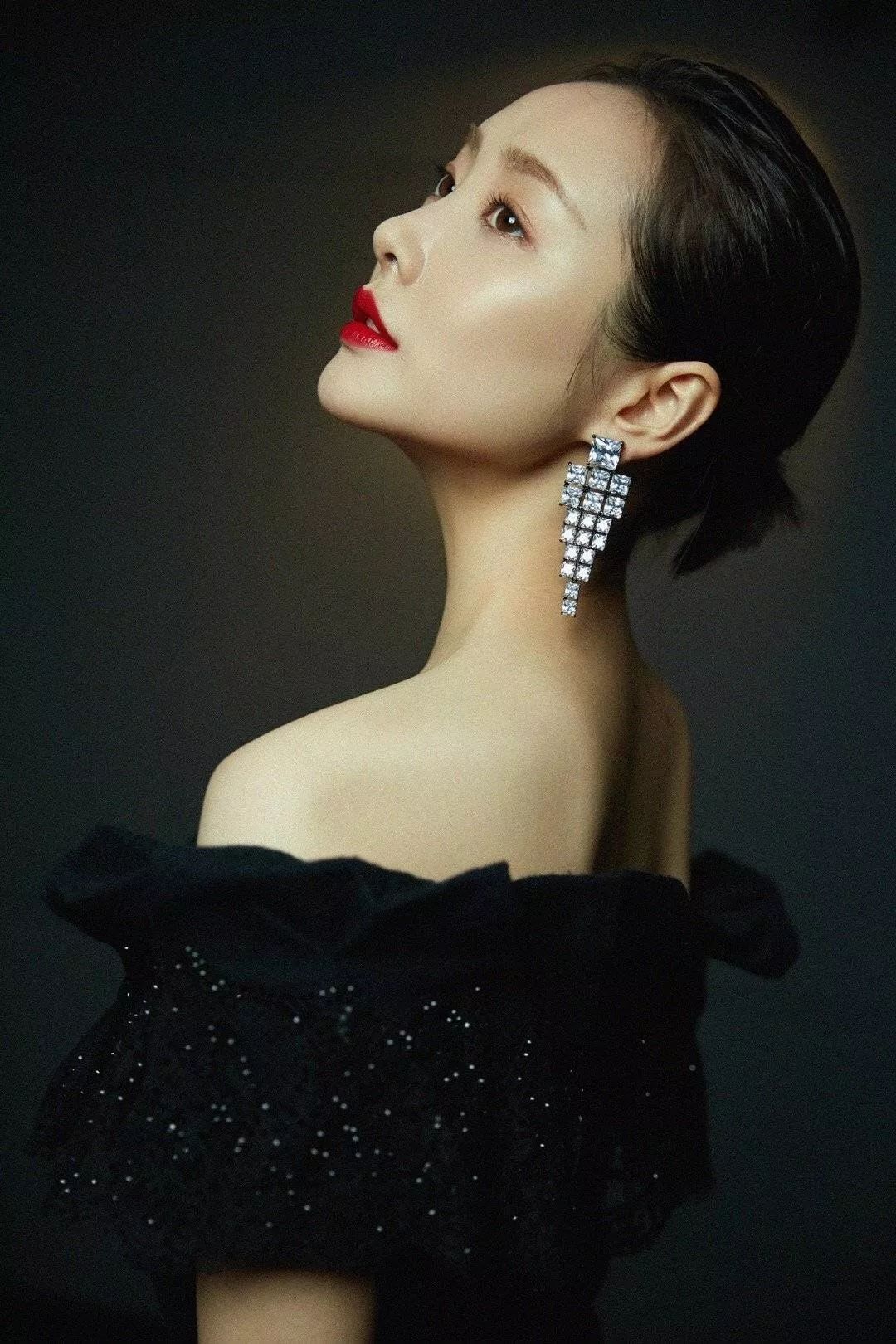 在李纯的高铁化妆视频里,我发现了女明星画眼影的新潮流