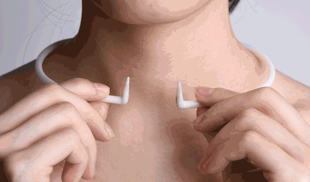 这个遥控器叫“挤粉刺”，按的时候就像我们在挤自己的青春痘