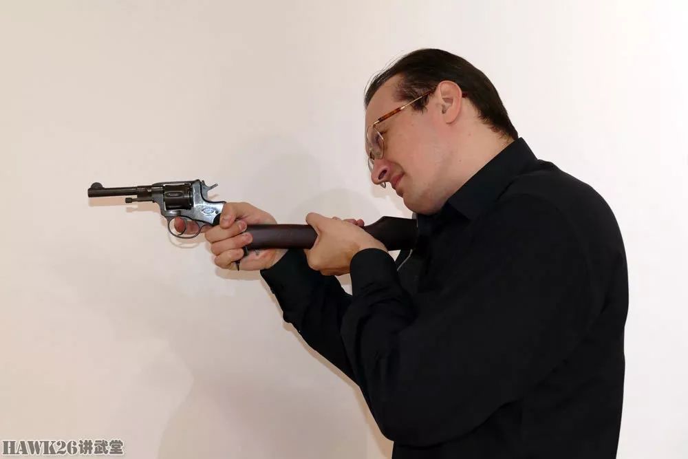 斧子充当枪托真的可行？俄罗斯博物馆真人示范回应网友的提问
