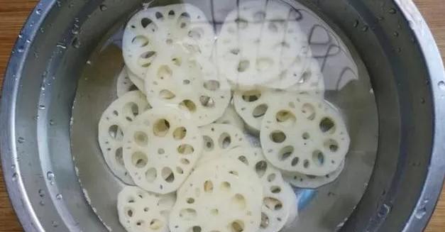 焯水后藕片变黑了能吃吗,藕片怎么焯水不变黑