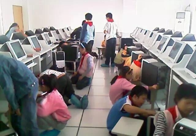 上电脑课不穿鞋套，也就失去了对互联网最基本的敬畏