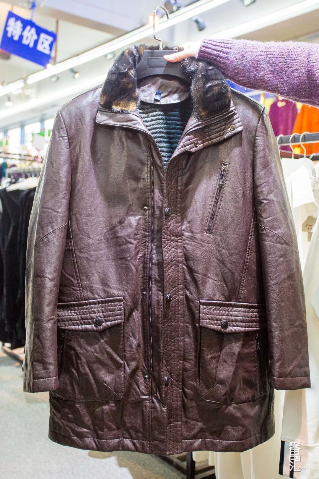 品牌羽绒服工厂99清仓,番禺南村羽绒服厂家清仓