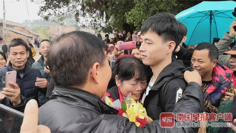 春节后离开老家和父母离别的场景,出门打工与家人离别的视频