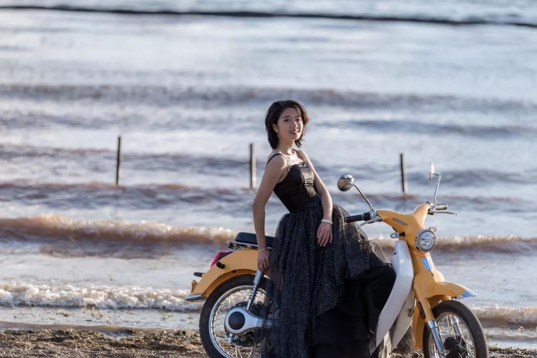 女司机骑摩托车,骑电动车旅游洱海