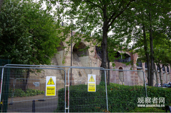 英国北洋水师墓前放山东舰照片,北洋水师墓前福建舰照片