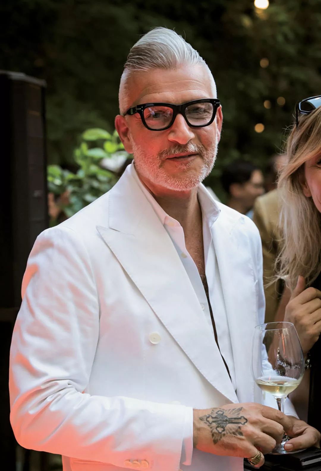 如何通过眼镜找到合适的发型,发型和脸型搭配