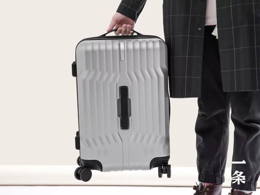行李箱中的“战斗机”，能定位、不怕丢，还能给自己称重！||Chin@美物