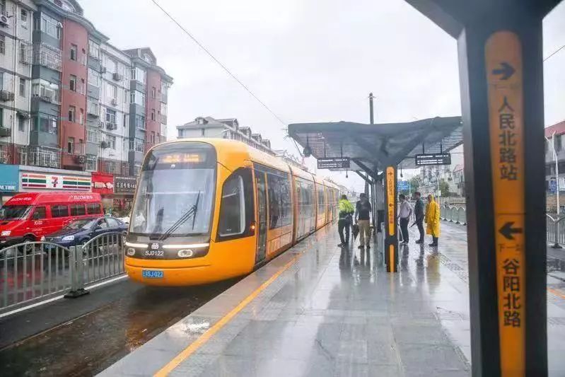 金山卫到车墩换乘松江有轨电车,上海公交13路新无轨电车上线运营