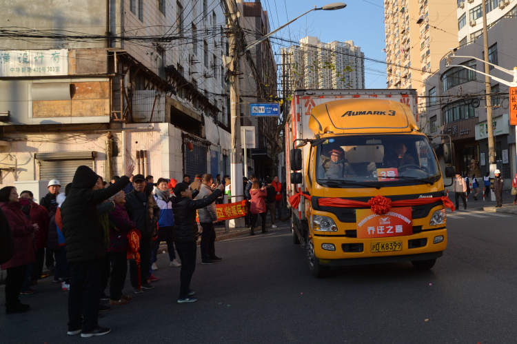 2.5万人次青年突击队助推旧改静安育群中学西块和241、242街坊居民今集体搬迁