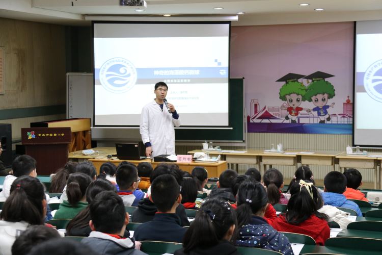 用神奇的魔法造梦七彩童年，青岛市实验小学举办庆元旦庆活动
