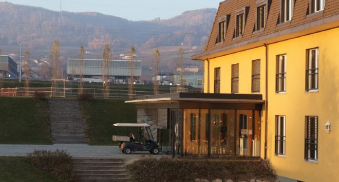 赵文卓女儿在英国上的高中,赵文卓女儿上的是职业学校吗