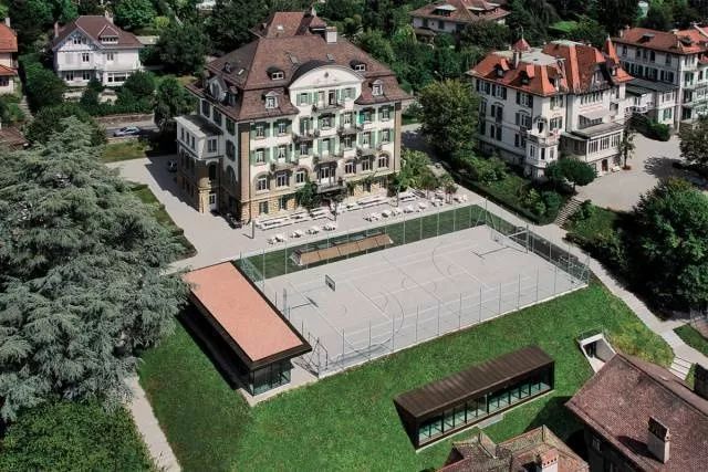 赵文卓女儿在英国上的高中,赵文卓女儿上的是职业学校吗