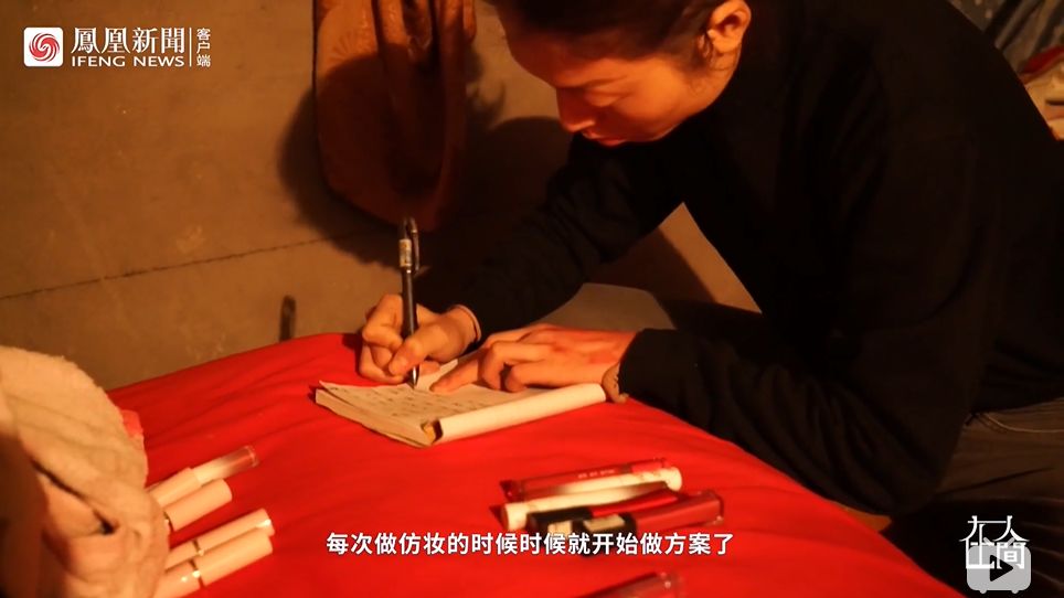 西安农村小伙模仿刘雯走红,农村小伙走秀走红