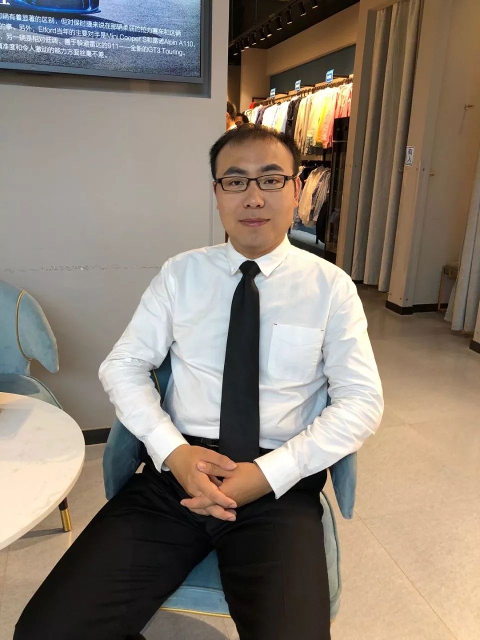 只看外观轻率买了福克斯？配置不高，但适合郊区通勤，搬家都靠它！可为何车主表示不会再选福特？