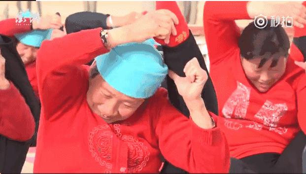 边种地边劈叉，土味瑜伽到底有多骚？