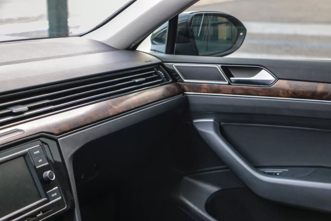 花15万买了辆24万的迈腾，只开过一万公里的二手车，空间宽敞、动力足，虽然安全配置有点少，但性价比真高