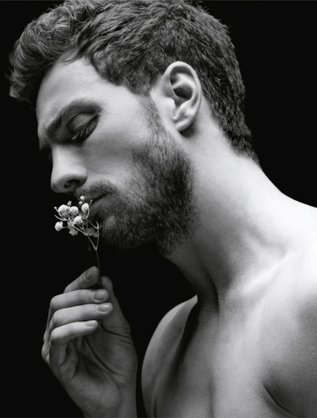 鼻子周围全是粉刺黑头,鼻子周围黑头反反复复毛孔大