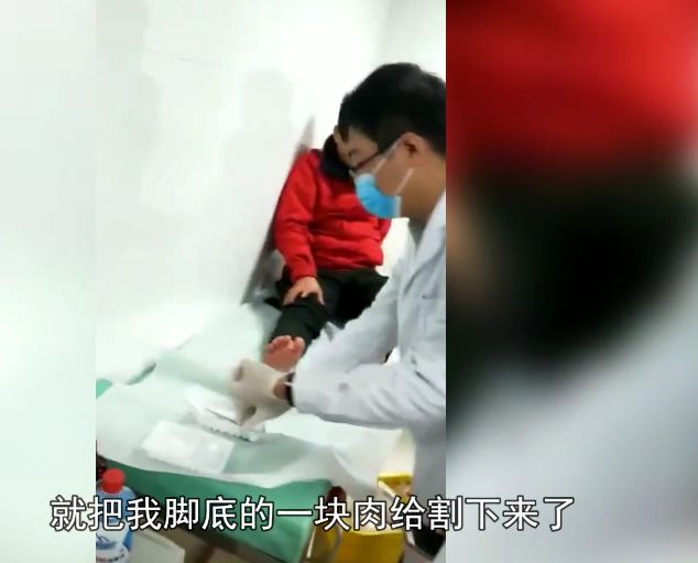 左脚小脚趾肌腱被玻璃割断,小伙脚底疼痛难受去修脚店修脚
