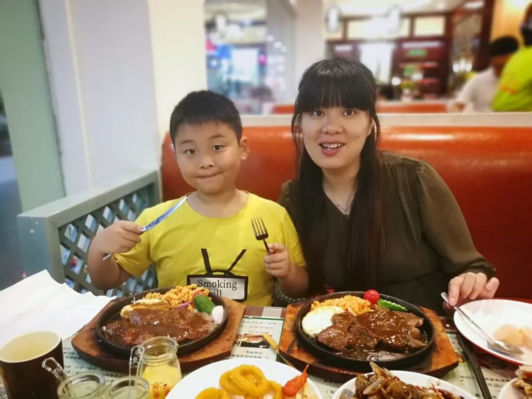 80多万的旅行轿车,80万旅游大巴车