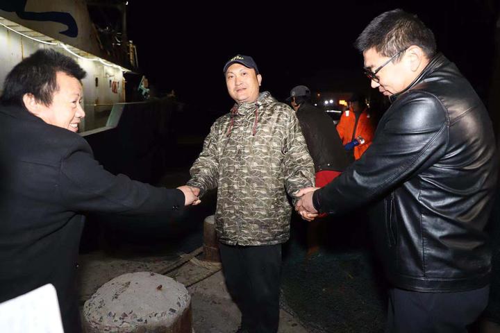 听说跑船挺能赚钱，四个男人来浙江当了船员，第一次出海就被困茫茫大海