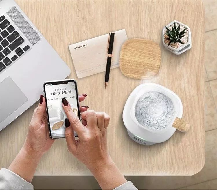 这个杯子被施了魔法！能自行搅拌解放双手，还能给手机无线充电