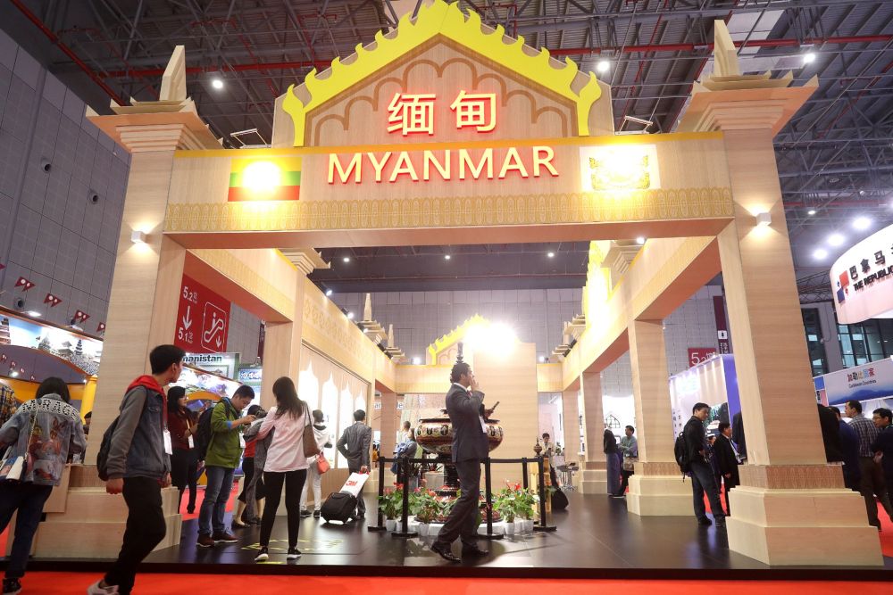 习*平近**同缅甸领导人驻足观看的这组照片太有故事