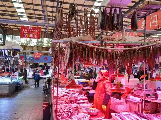 青岛海鲜城螃蟹多少钱一只 (青岛螃蟹今年为啥便宜)