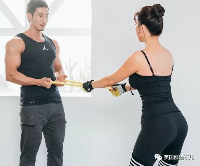 跟儿子登上杂志封面被以为是姐弟恋，这姐姐居然已经64岁了