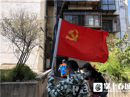 党旗飘扬亮底色抗疫一线显担当,党旗在抗疫一线高高飘扬宣传报道